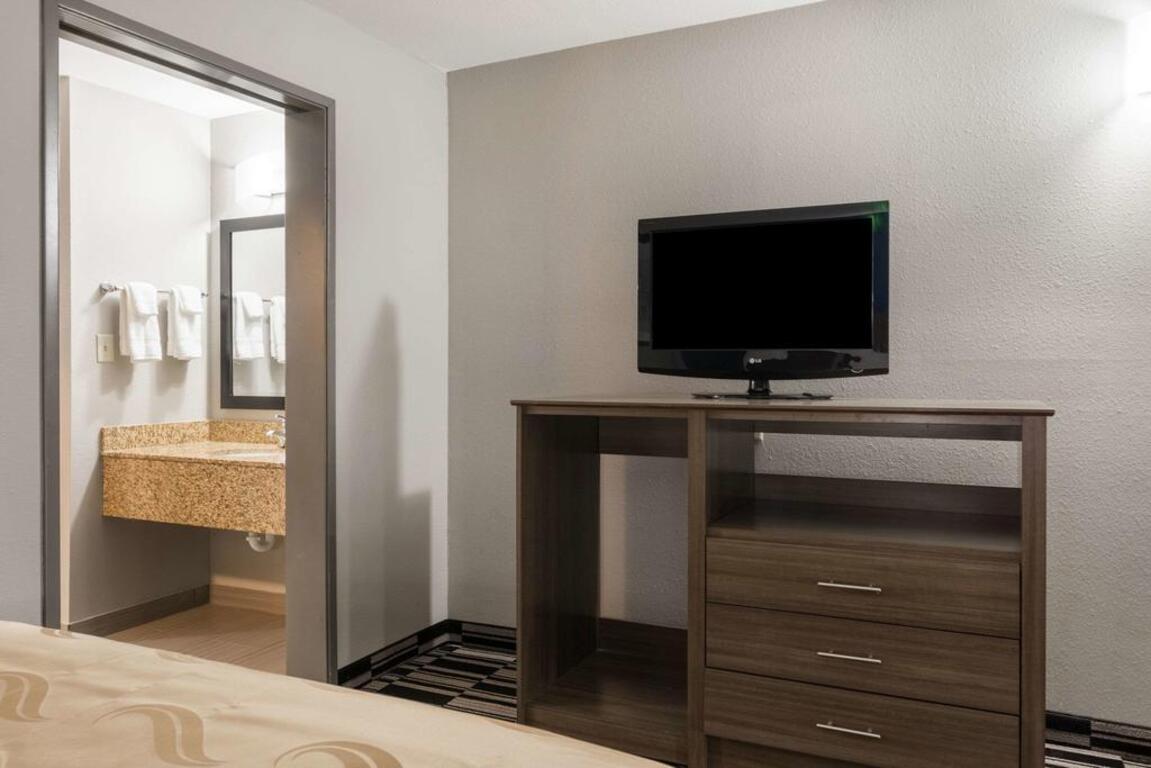 Quality Suites Downtown Convention Center photo