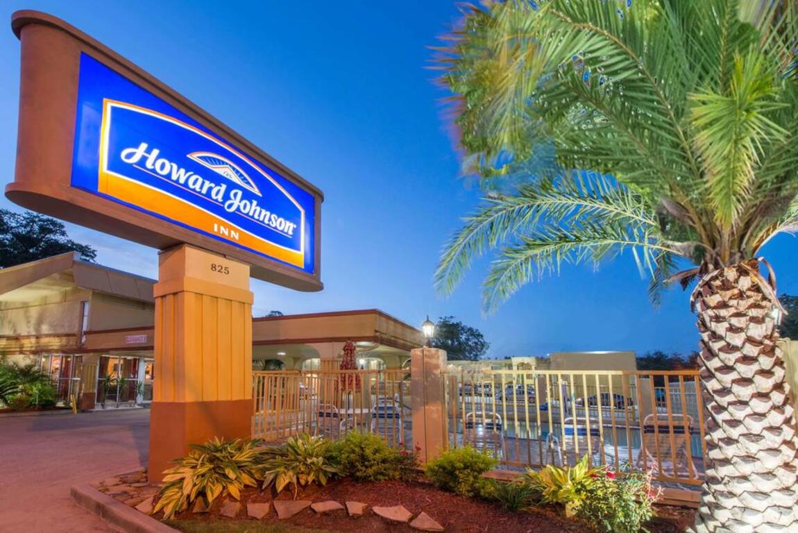 Howard Johnson by Wyndham Historic Lake Charles photo