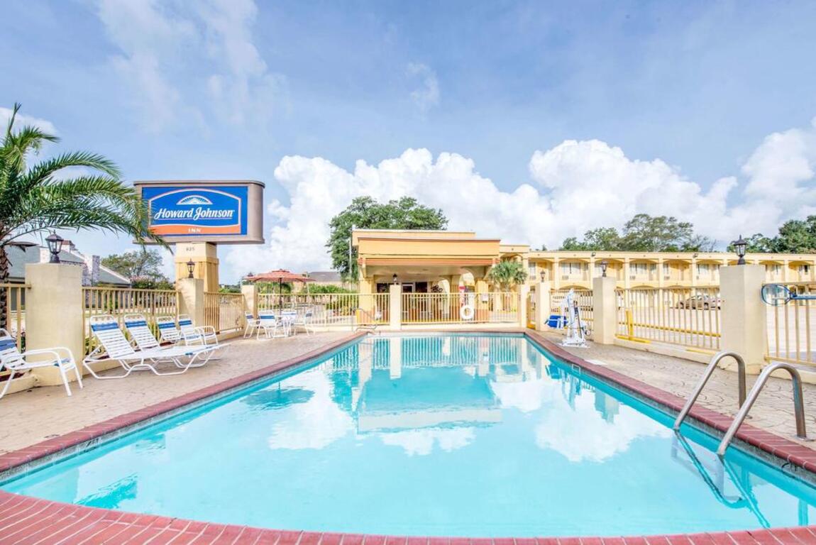 Howard Johnson by Wyndham Historic Lake Charles photo