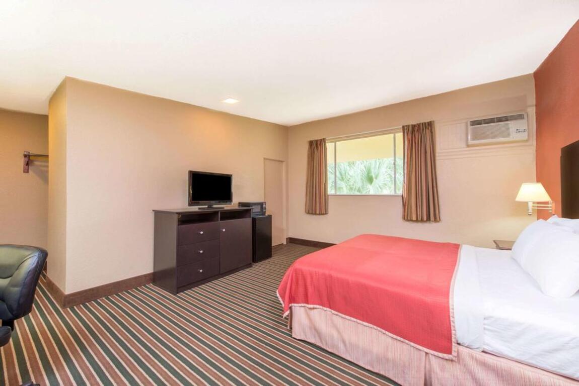 Howard Johnson by Wyndham Historic Lake Charles photo