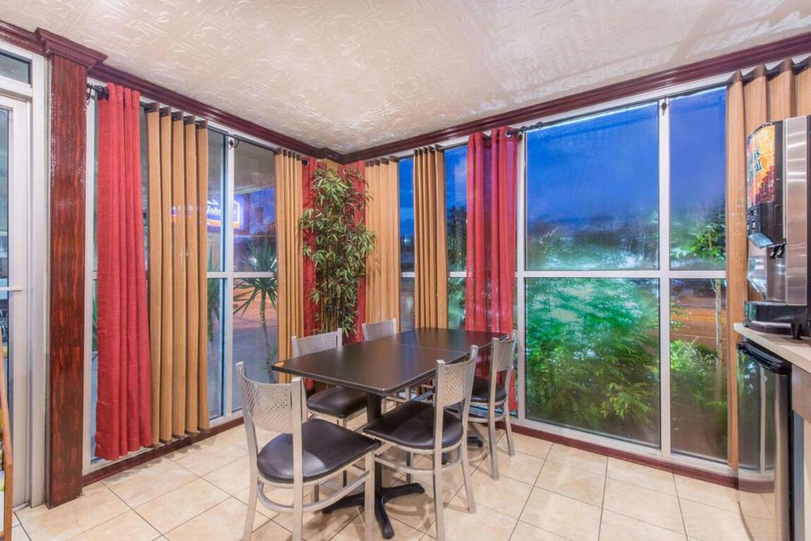 Howard Johnson by Wyndham Historic Lake Charles photo
