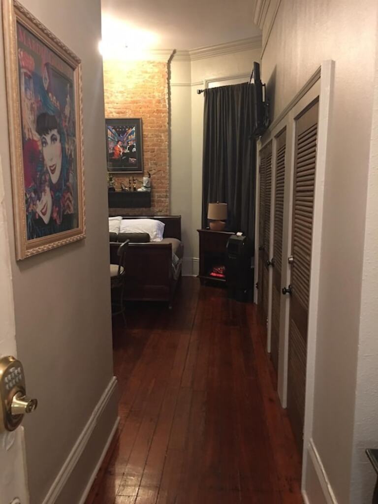 FRENCH QUARTER FAVORITE/WITH FREE PARKING /KING SIZE BED photo