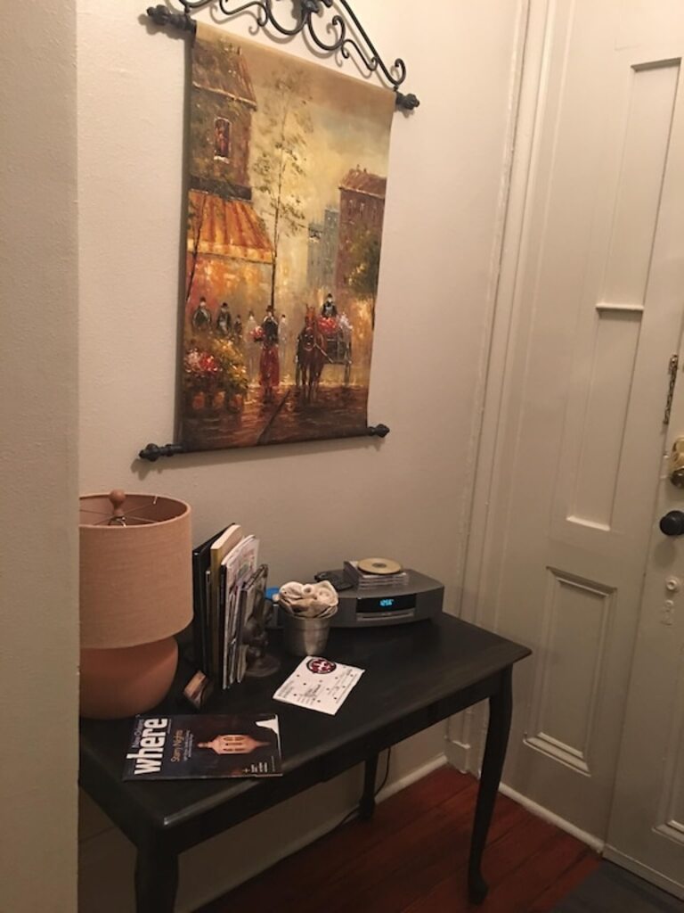 FRENCH QUARTER FAVORITE/WITH FREE PARKING /KING SIZE BED photo