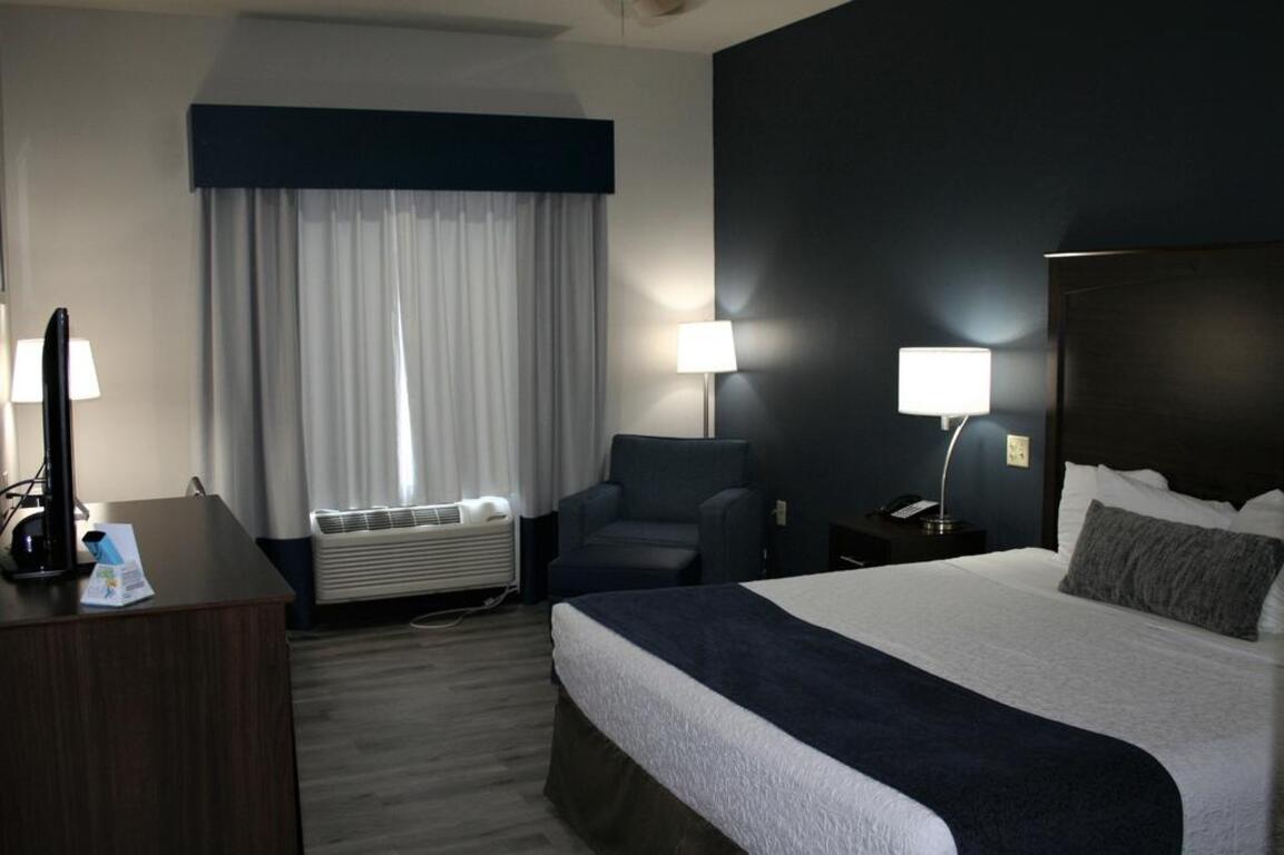 Best Western Plus Lake Dallas Inn & Suites photo