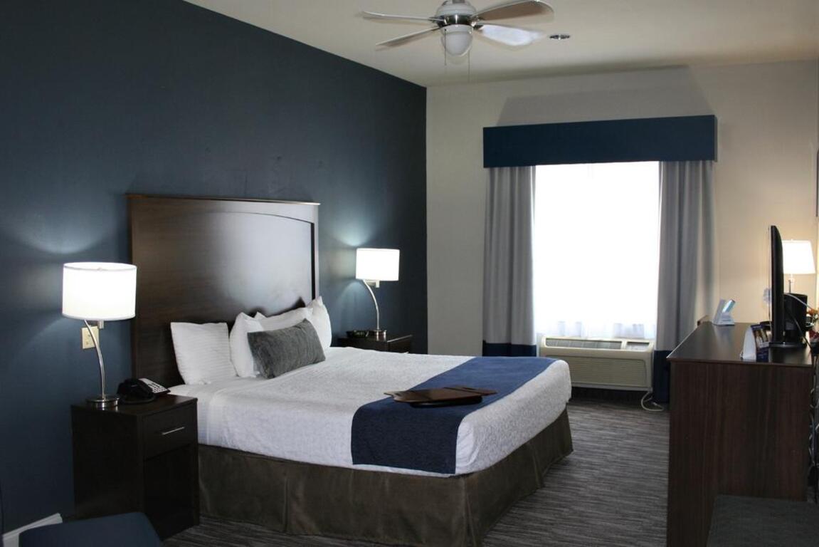 Best Western Plus Lake Dallas Inn & Suites photo