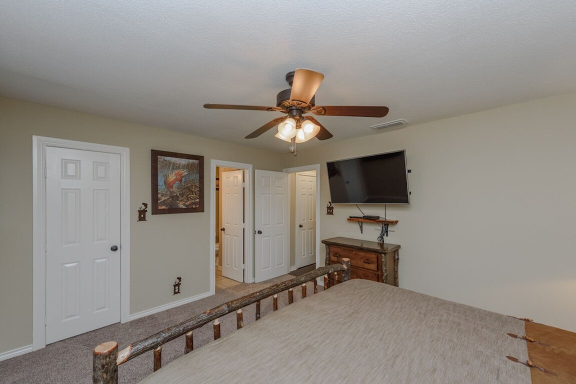 Pond for fishing, hot tub, pet-friendly, perfect for families! photo