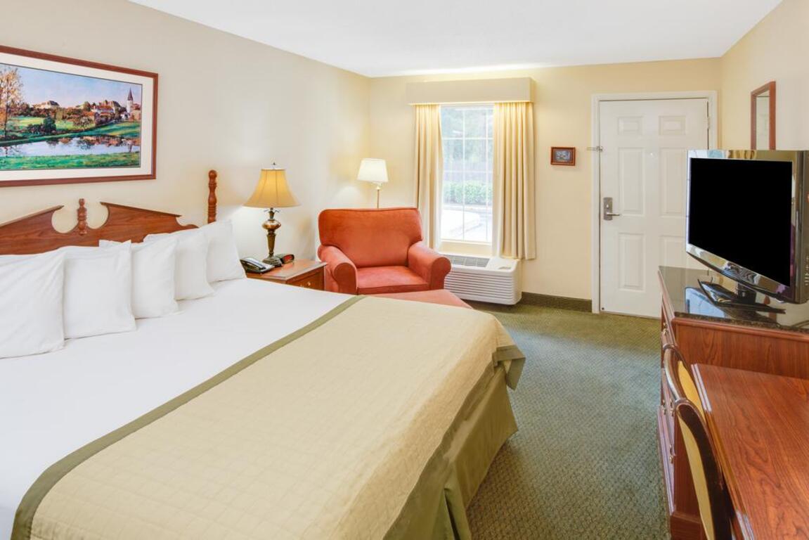 Baymont by Wyndham Ozark photo