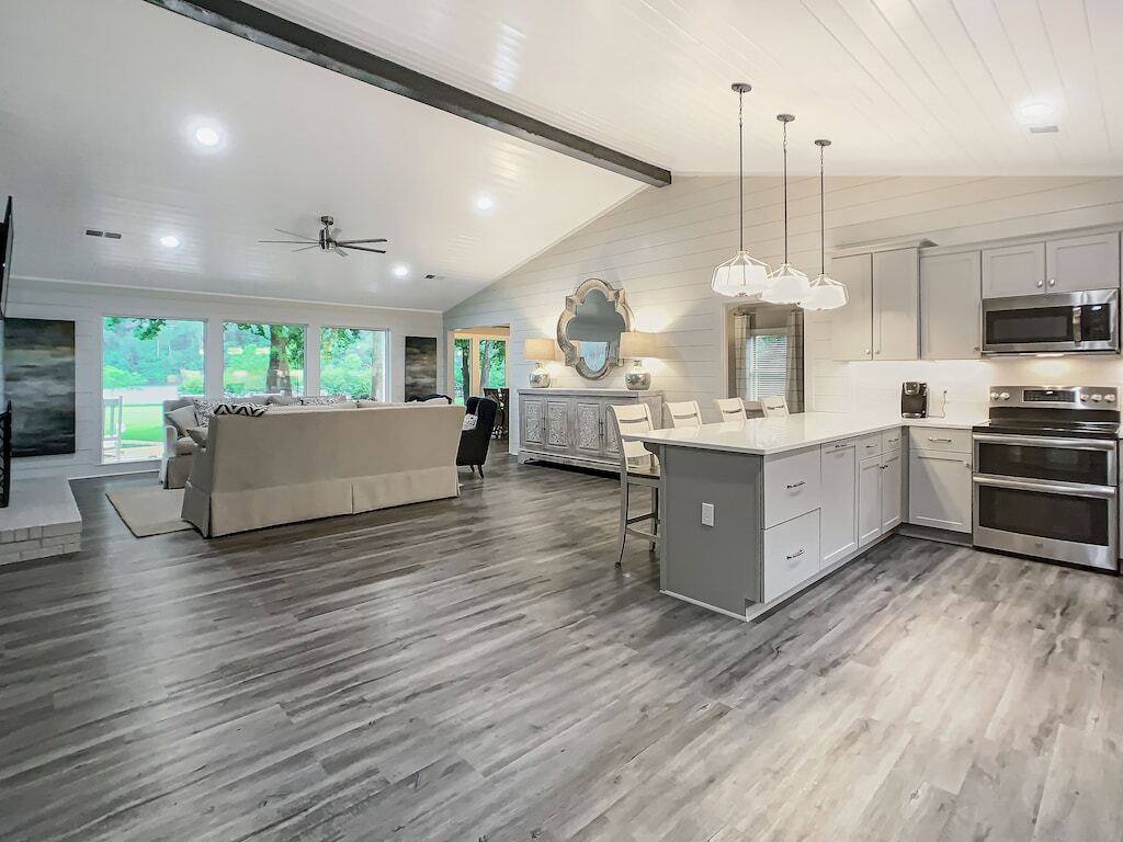 New Listing! 5 Bed 5 Bath 20 Min to UA, Flat Lot on Lake Tuscaloosa photo