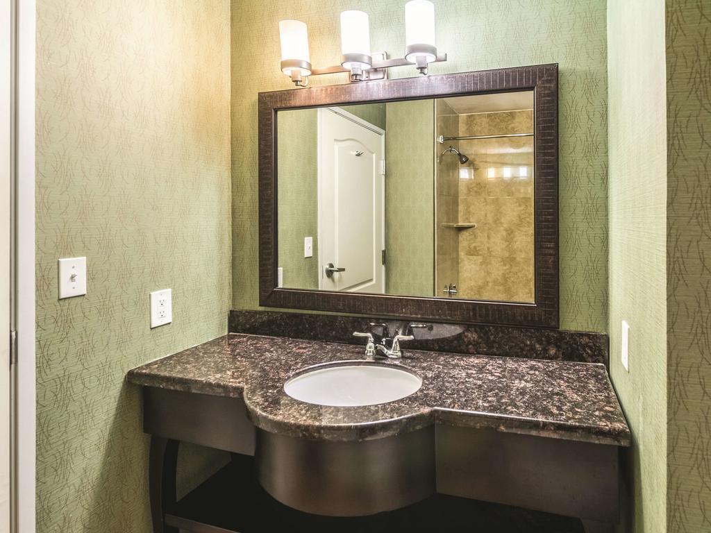La Quinta by Wyndham Fort Worth - Lake Worth photo