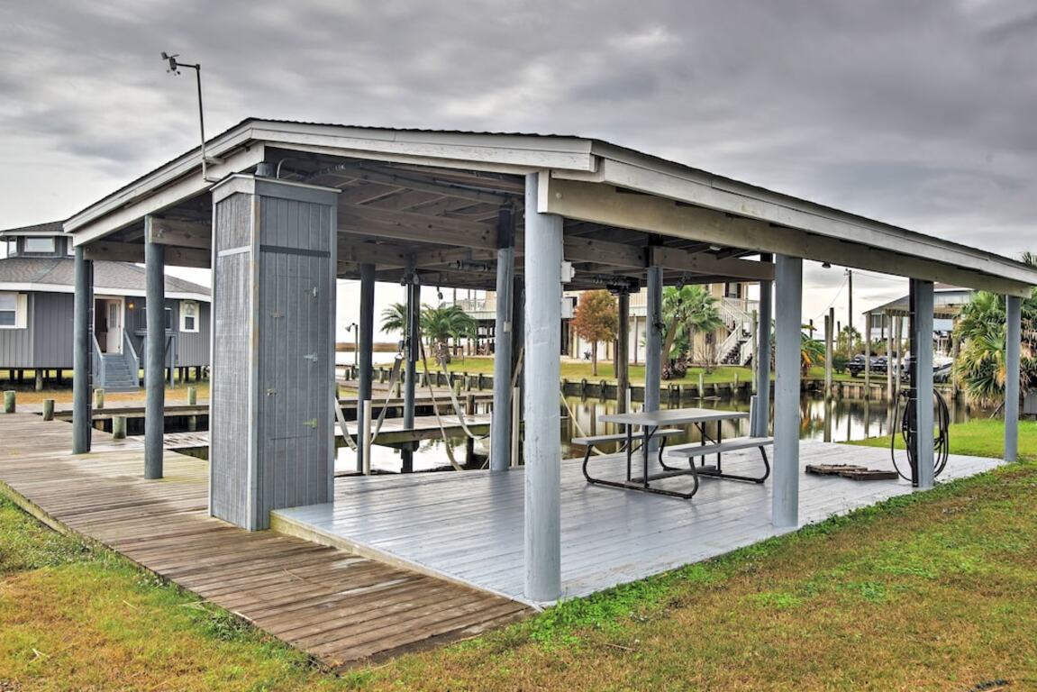 'Little Blue Crab' ~ Quaint Slidell Cottage w/Dock photo