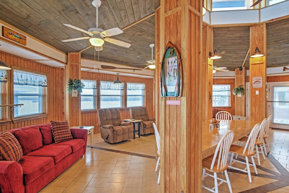 'Little Blue Crab' ~ Quaint Slidell Cottage w/Dock photo