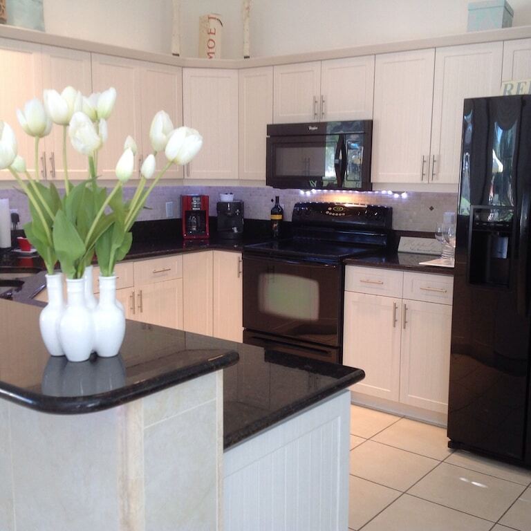 MAY/JUNE 21 OFFERS FAMILY HOME GREAT LAKE VIEW 10 MINS BEACH 4 Bed 3 bath s/w F photo