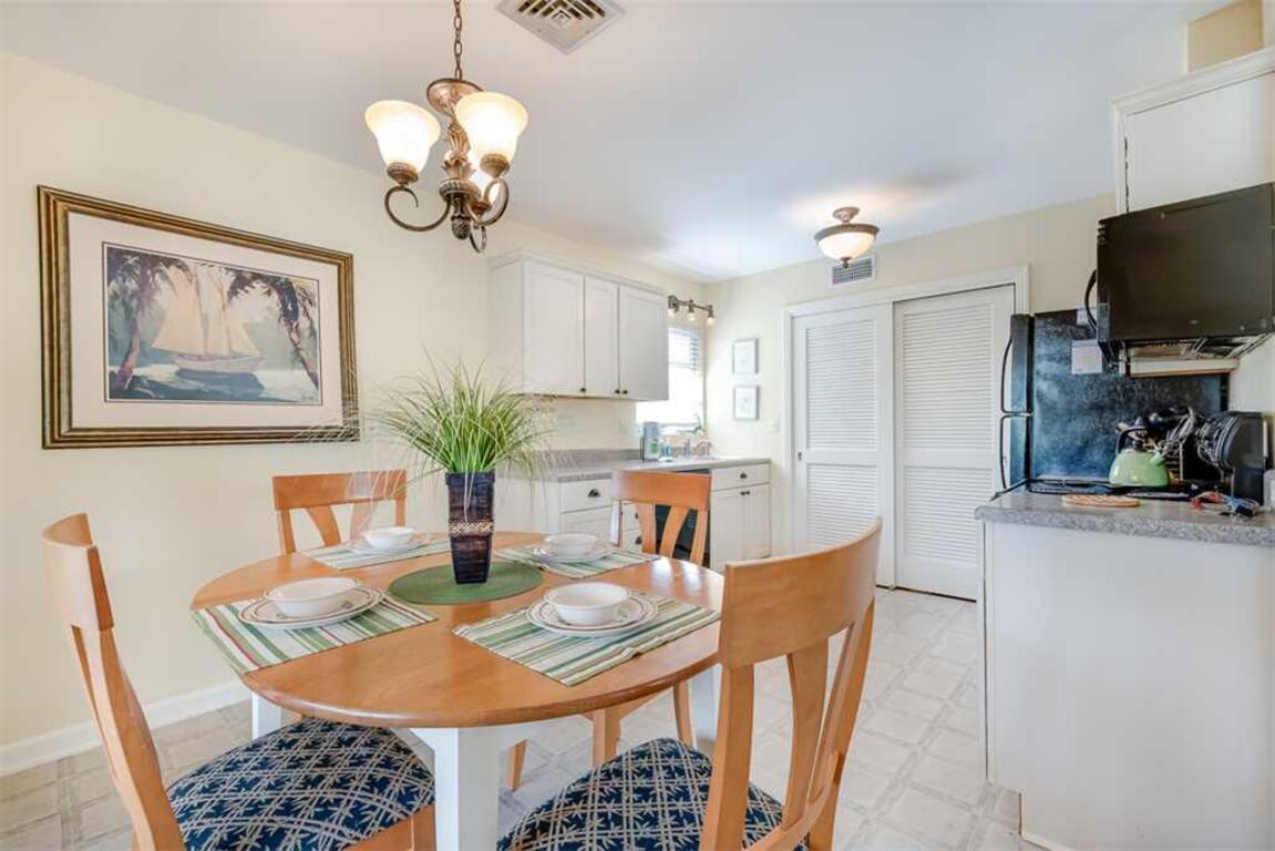 Poco Place, 2 Blocks to Beach, WiFi, 2 Bedrooms, Sleeps 6 photo