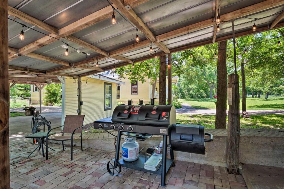 23-Acre Victorian Farmhouse 30 Min to Austin! photo