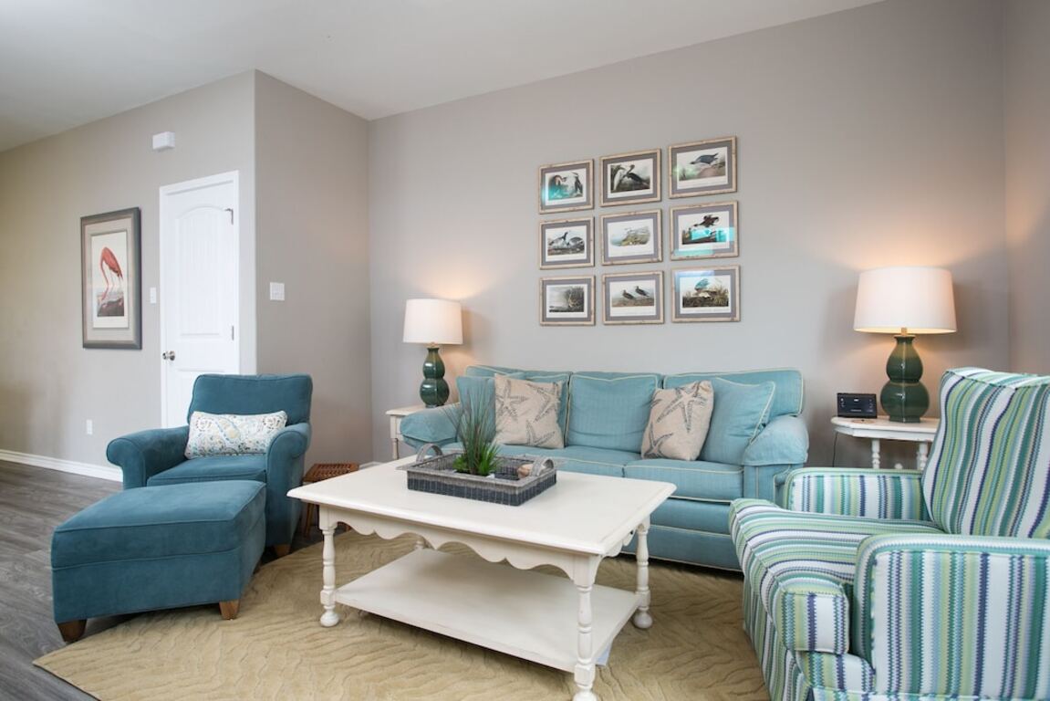 Stunning decor, bright TH with fantastic H/pool. Steps from restaurants and sh photo