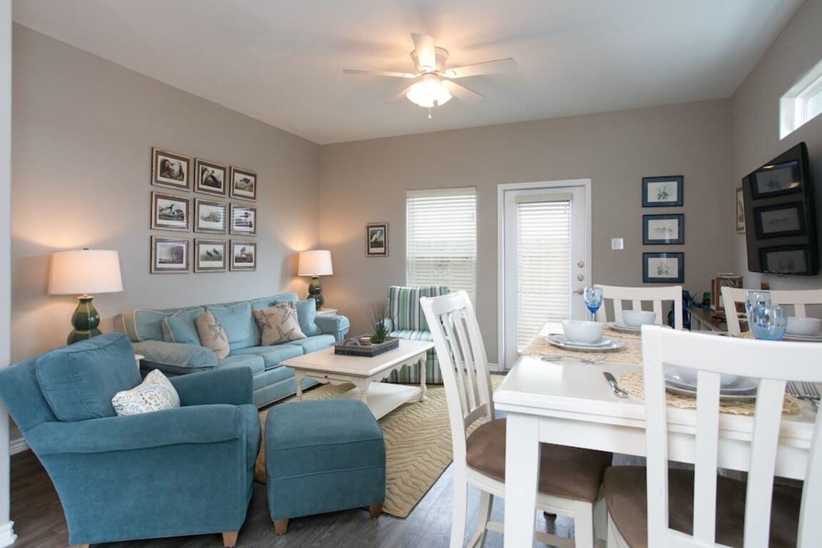 Stunning decor, bright TH with fantastic H/pool. Steps from restaurants and sh photo