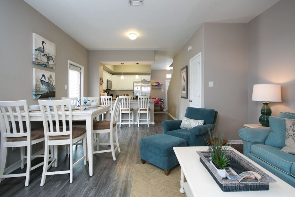 Stunning decor, bright TH with fantastic H/pool. Steps from restaurants and sh photo