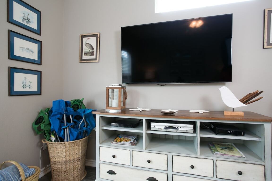 Stunning decor, bright TH with fantastic H/pool. Steps from restaurants and sh photo