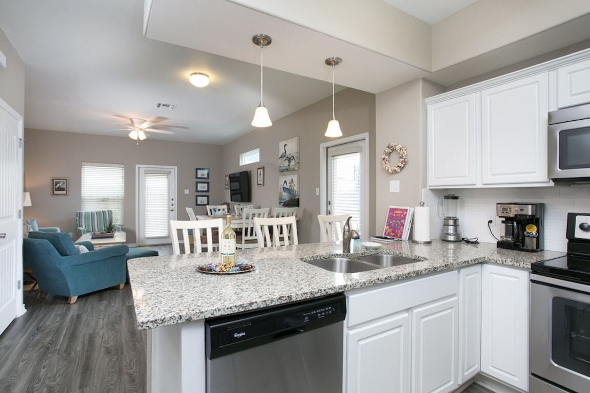 Stunning decor, bright TH with fantastic H/pool. Steps from restaurants and sh photo