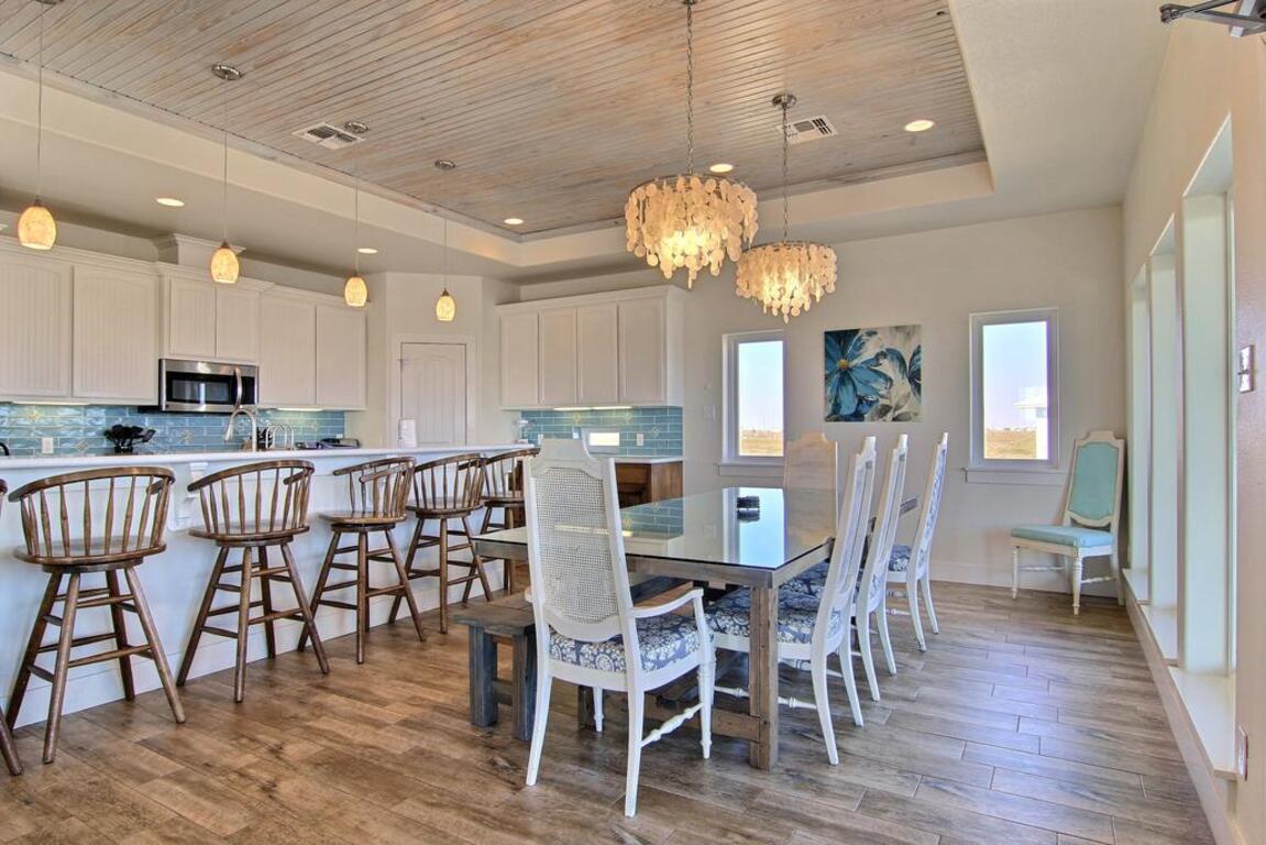 The Blue Pearl 8133 Home photo