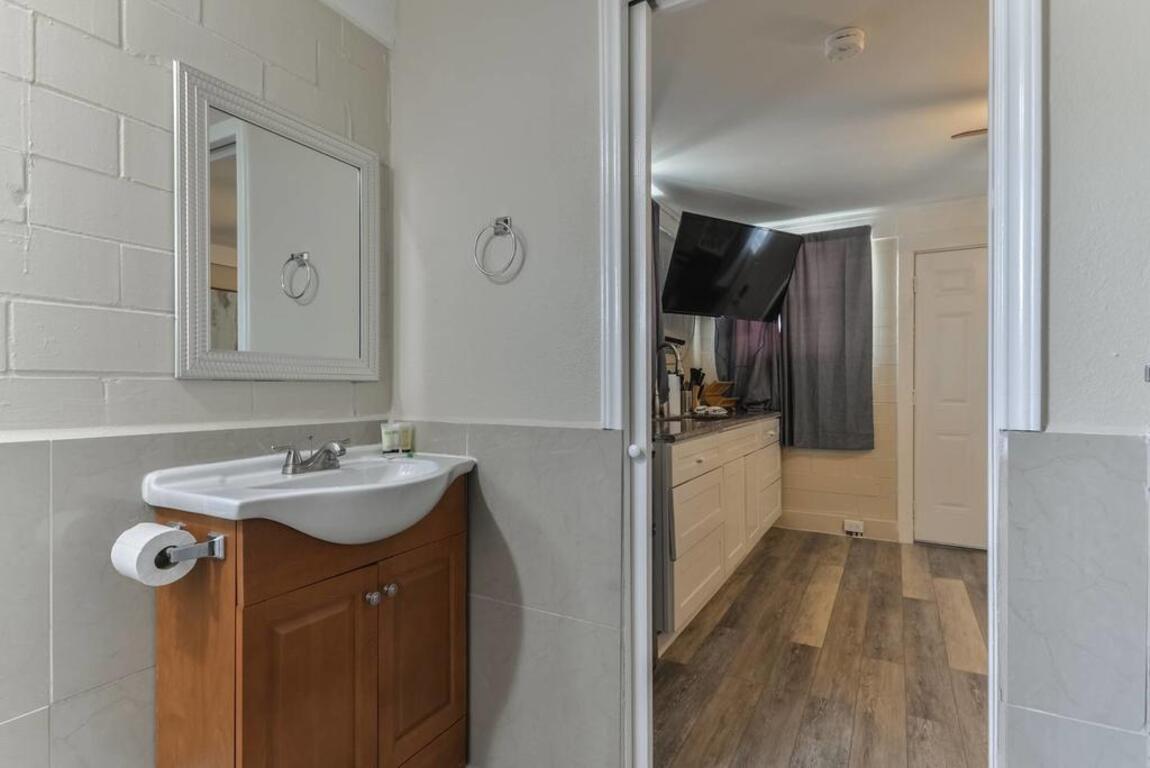 Coastal Cottage, Unit 7, Across from the Beach photo