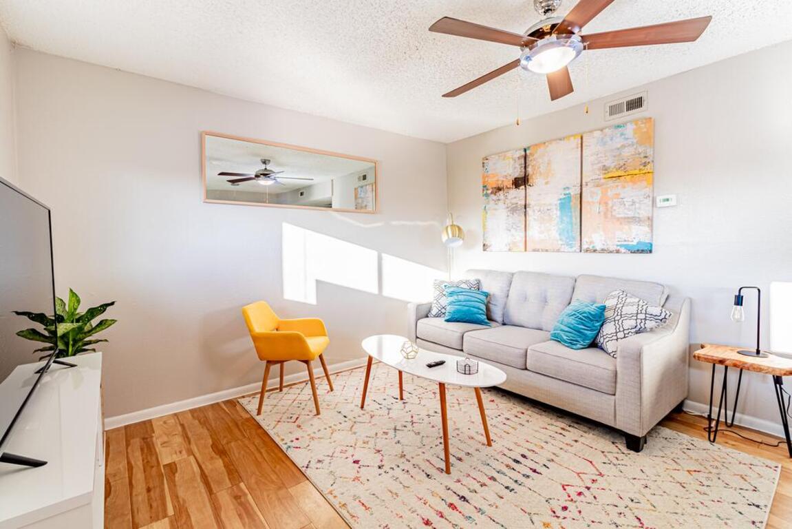 Cozy Downtown 2BR Apartment & Pool photo