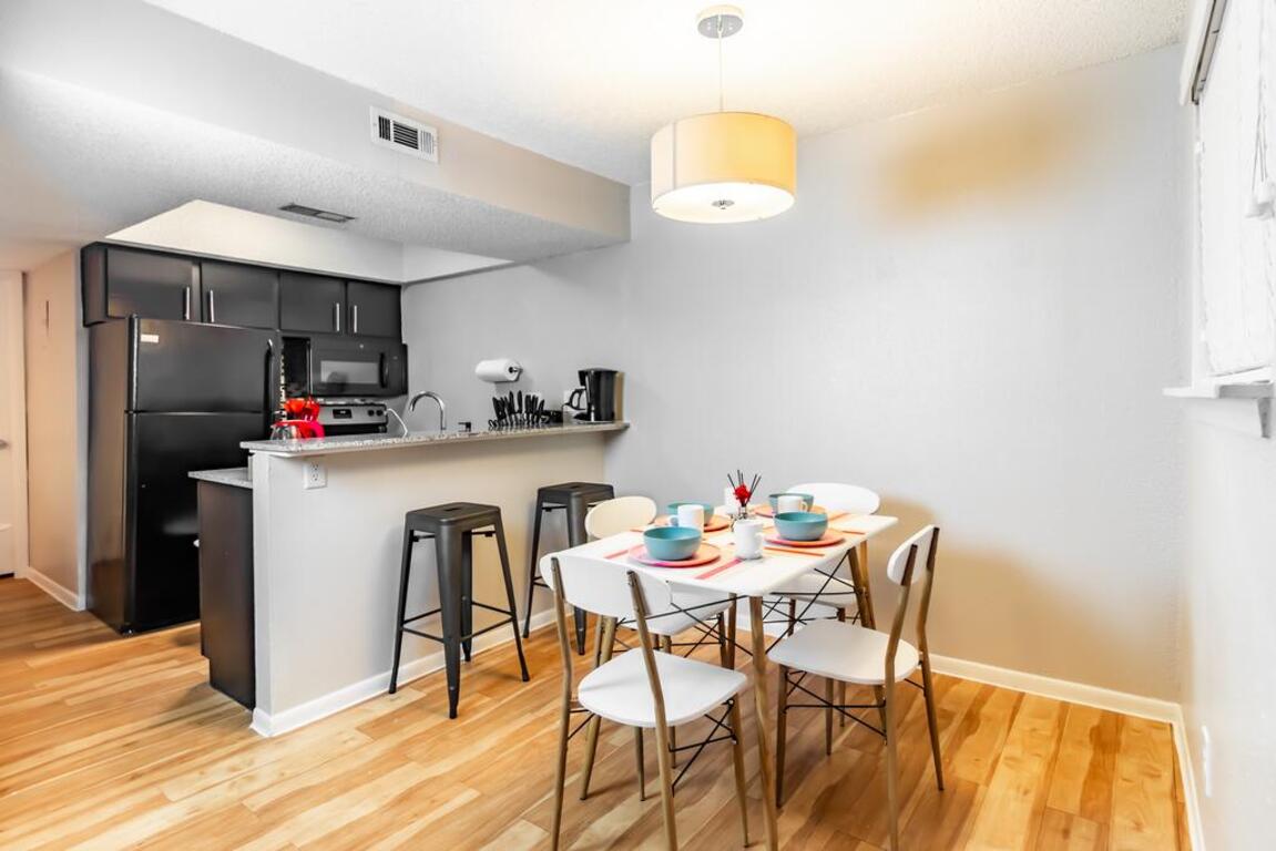 Cozy Downtown 2BR Apartment & Pool photo