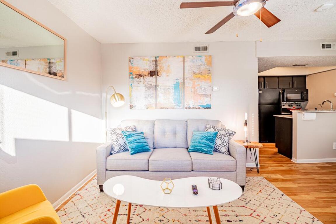 Cozy Downtown 2BR Apartment & Pool photo