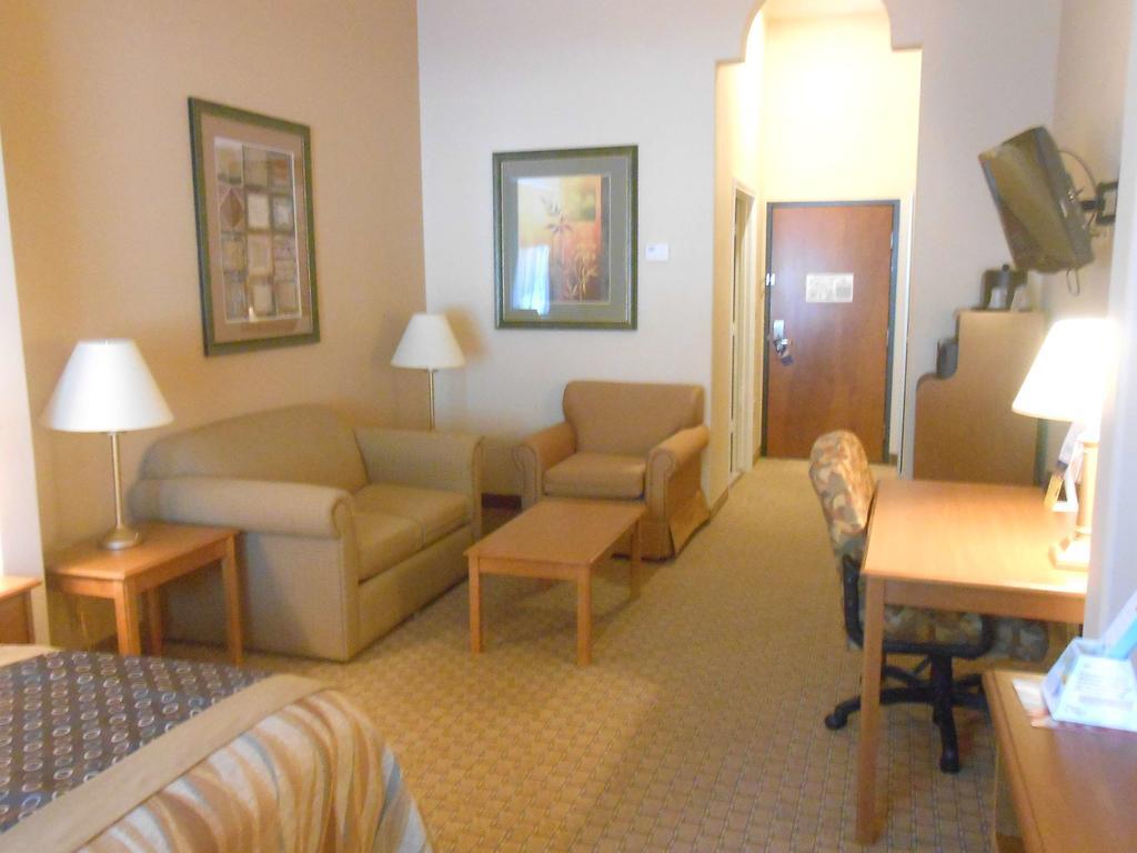 Best Western Plus New Caney Inn & Suites photo