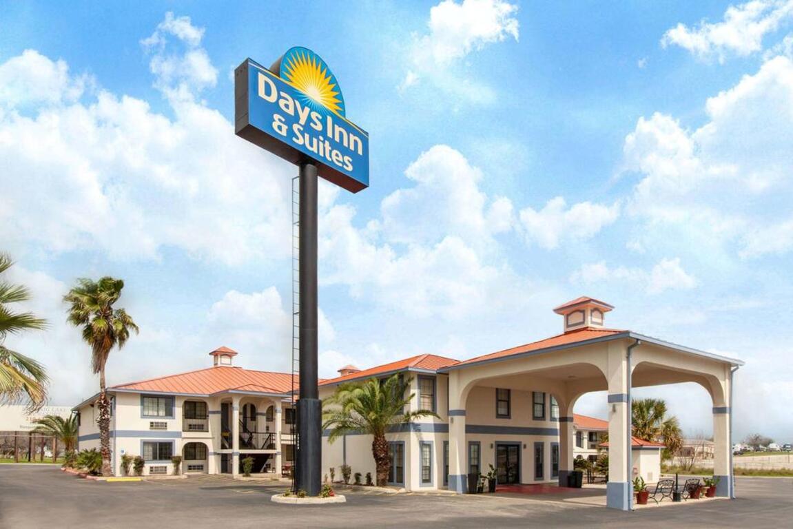 Days Inn & Suites by Wyndham Braunig Lake photo