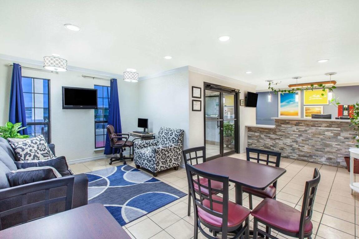 Days Inn & Suites by Wyndham Braunig Lake photo