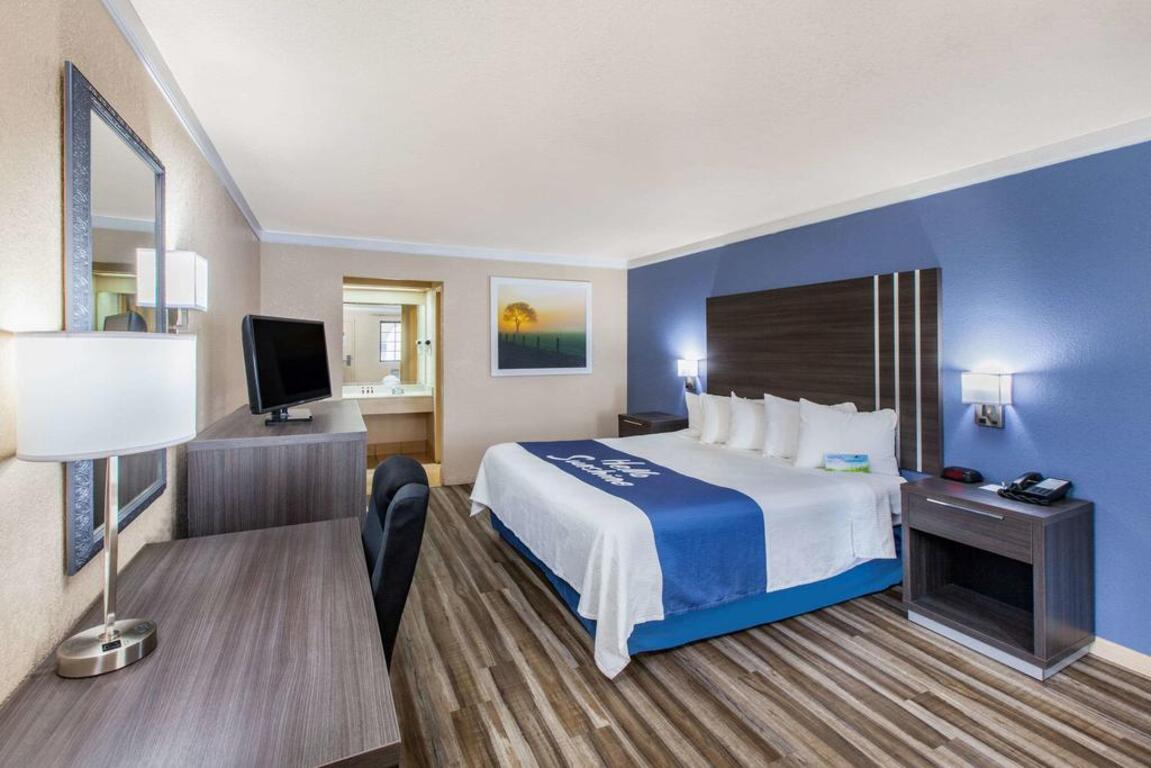 Days Inn & Suites by Wyndham Braunig Lake photo