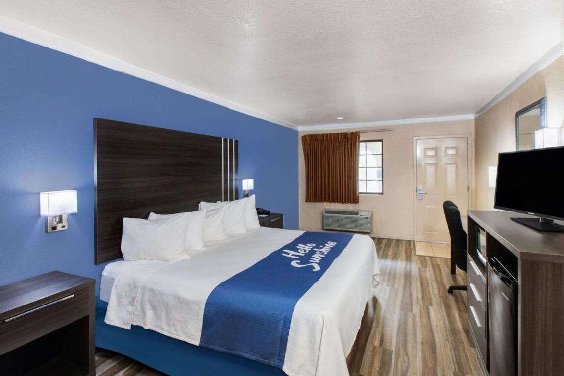 Days Inn & Suites by Wyndham Braunig Lake photo