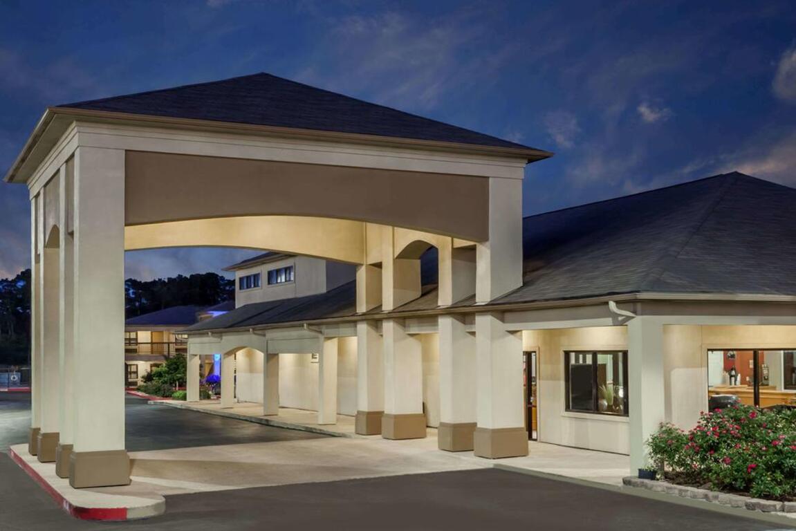 Days Inn & Suites by Wyndham Huntsville photo