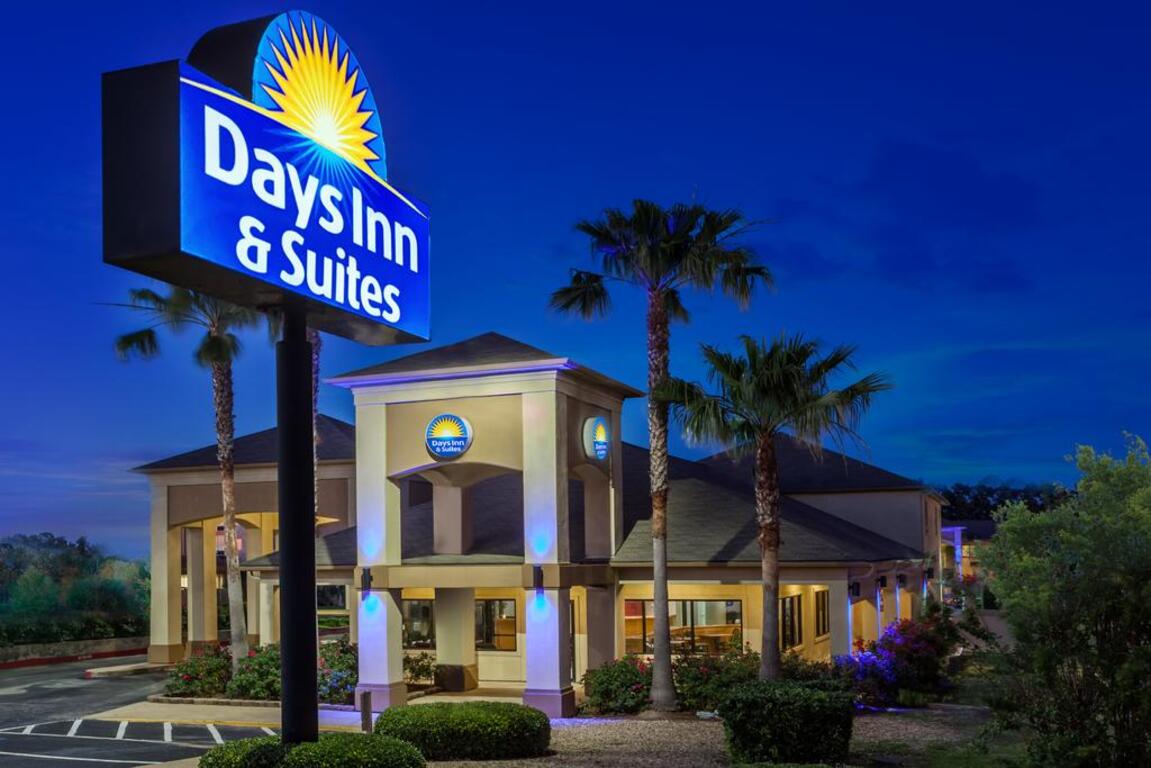 Days Inn & Suites by Wyndham Huntsville photo
