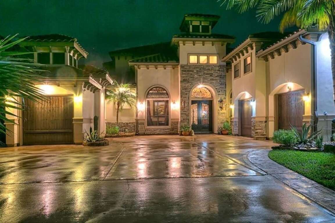Waterfront Lake Conroe - SLEEPS 16 + - Beautiful Mansion NO PARTIES. photo