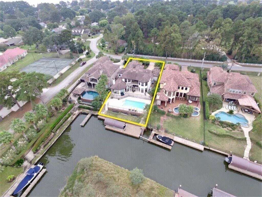Waterfront Lake Conroe - SLEEPS 16 + - Beautiful Mansion NO PARTIES. photo