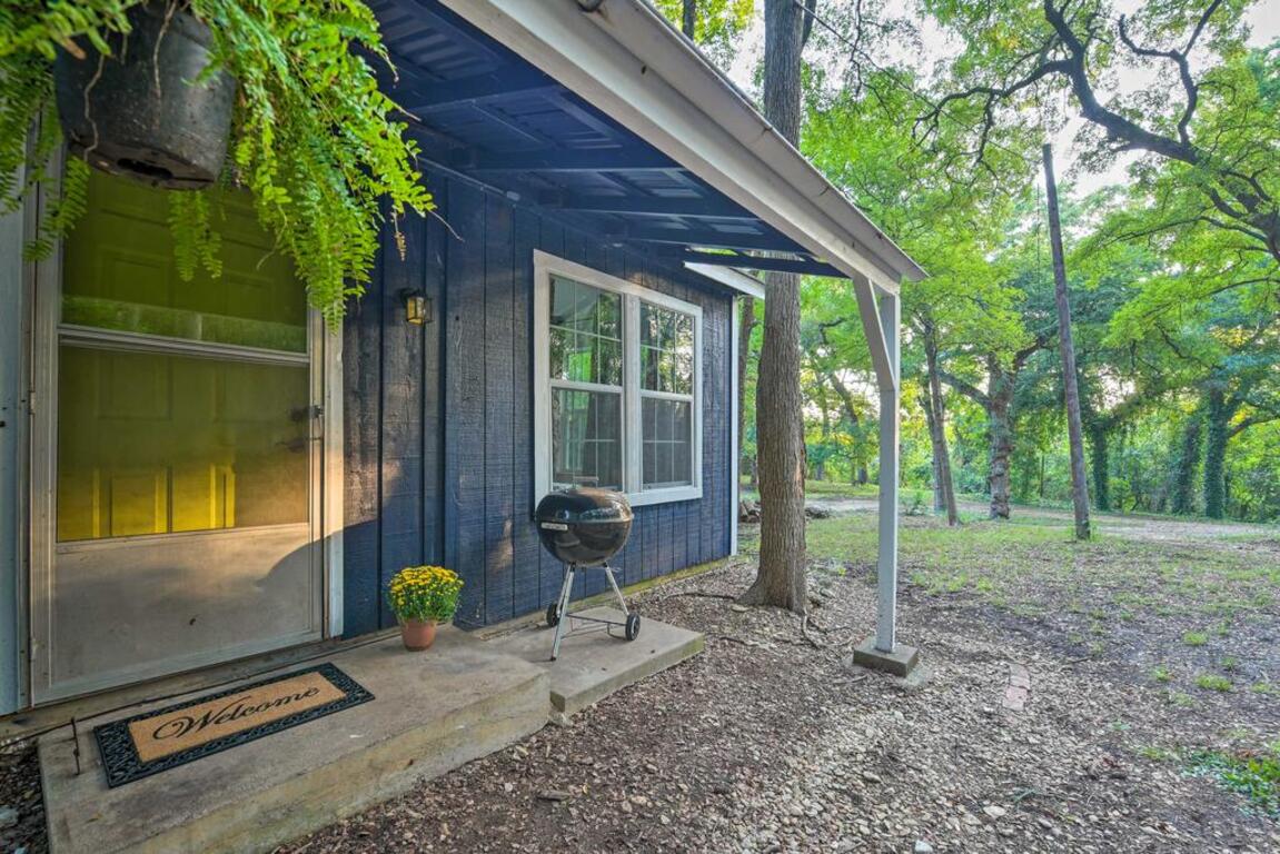Romantic Waco Cabin Less Than 15 Mi to Magnolia Market photo