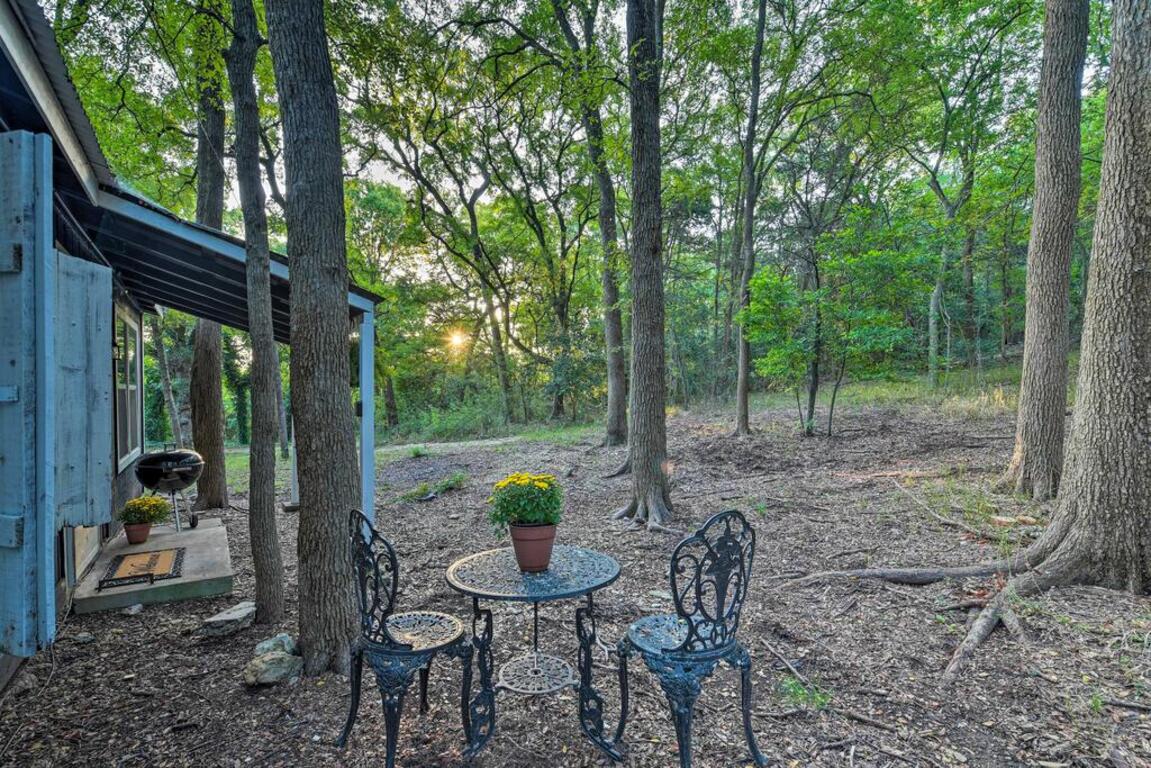 Romantic Waco Cabin Less Than 15 Mi to Magnolia Market photo