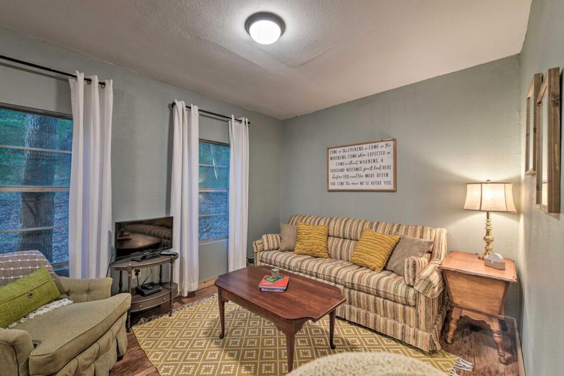 Romantic Waco Cabin Less Than 15 Mi to Magnolia Market photo