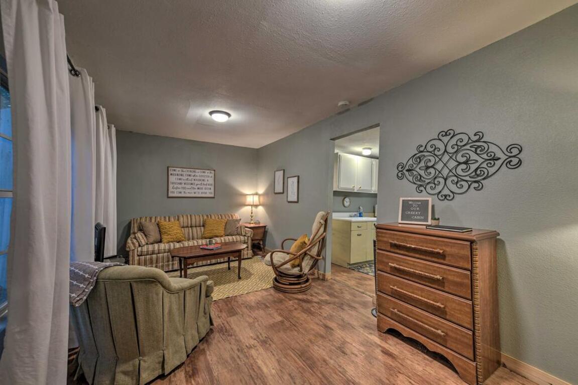 Romantic Waco Cabin Less Than 15 Mi to Magnolia Market photo