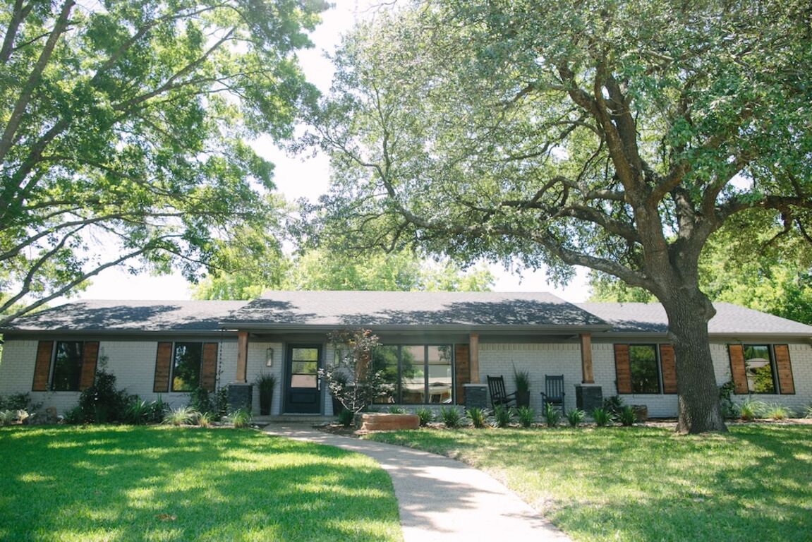 Fixer Upper's "Bachelor Pad" from Season 3 photo