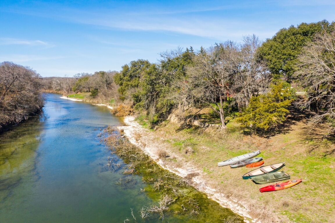 Lazy River Cottage on the Middle Bosque River - kayaks and boats available. photo