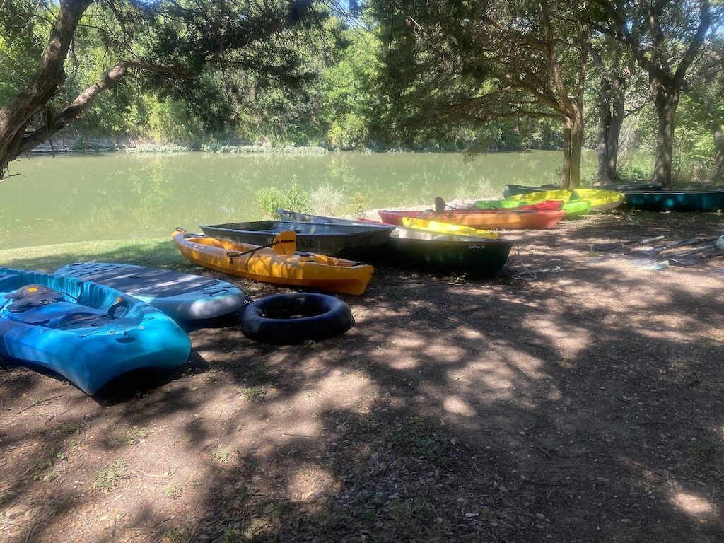 Lazy River Cottage on the Middle Bosque River - kayaks and boats available. photo