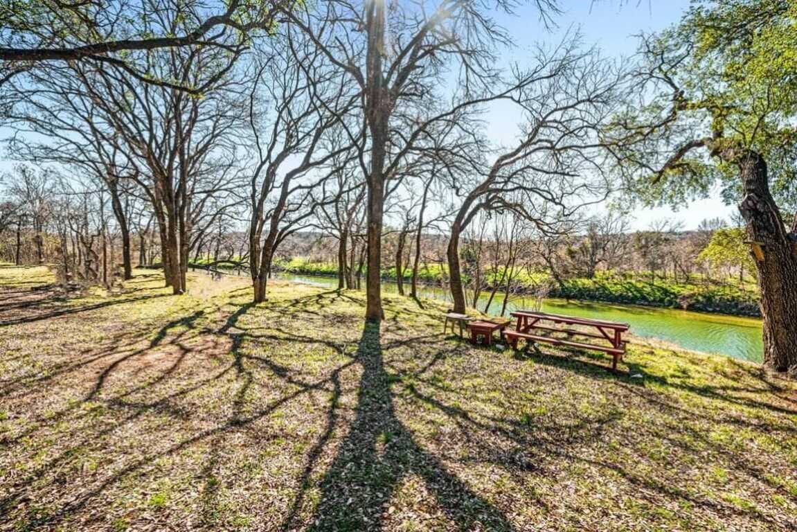 Lazy River Cottage on the Middle Bosque River - kayaks and boats available. photo