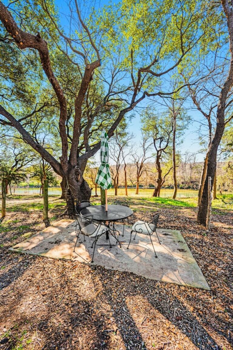 Lazy River Cottage on the Middle Bosque River - kayaks and boats available. photo