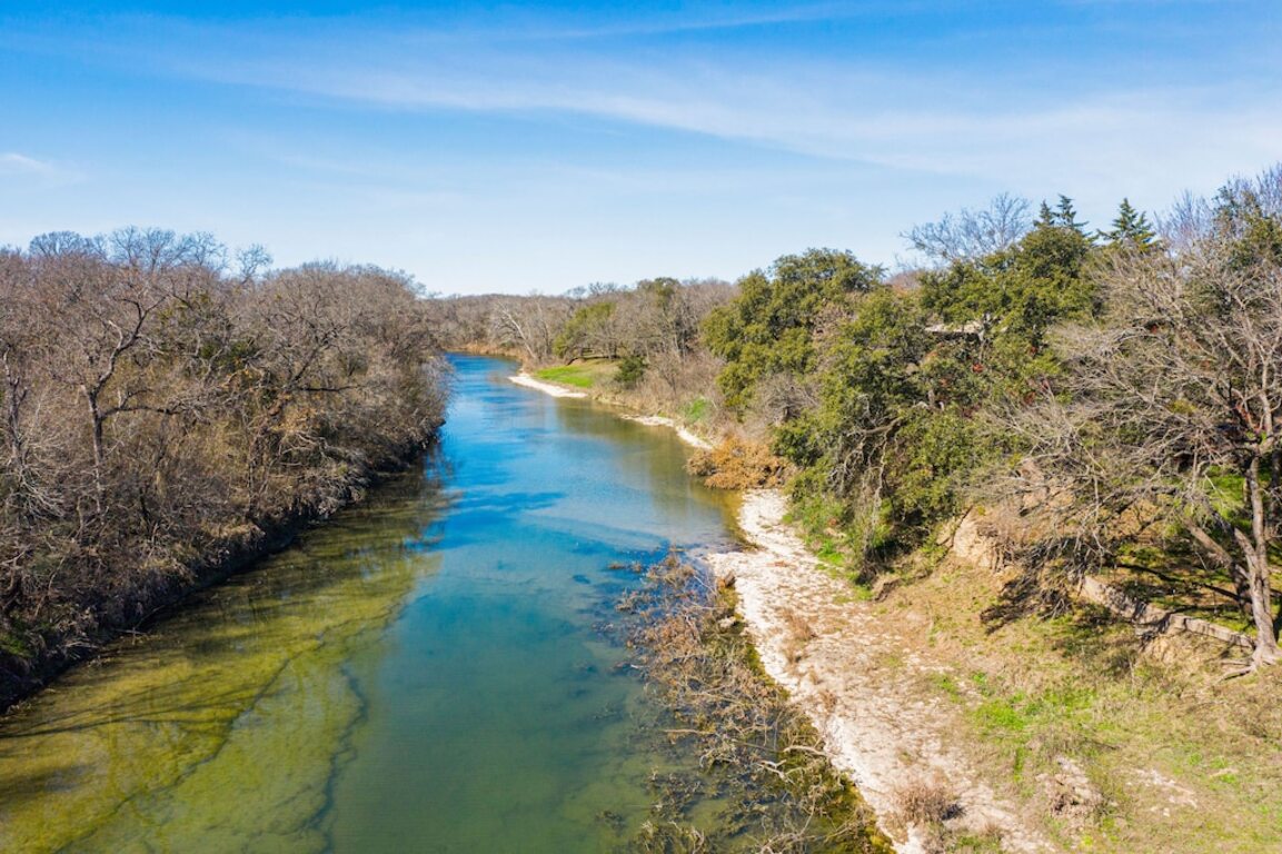 Lazy River Cottage on the Middle Bosque River - kayaks and boats available. photo
