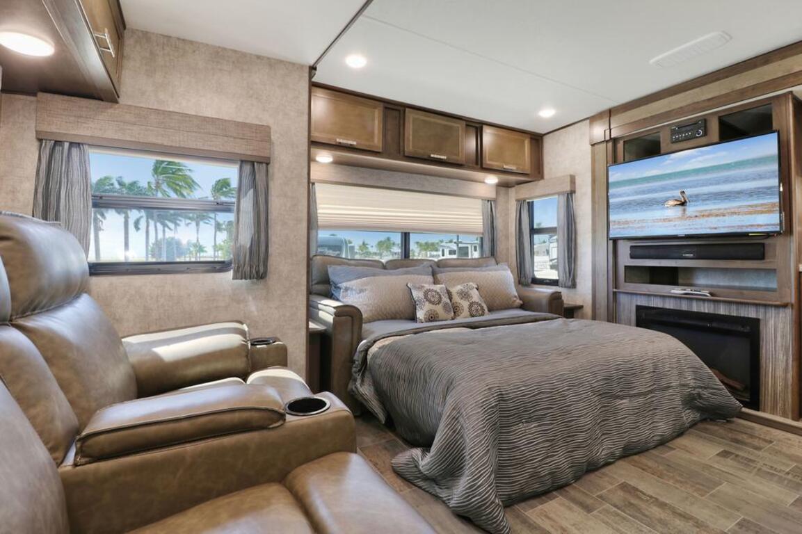 Sunshine Key King Travel Trailer 9 photo