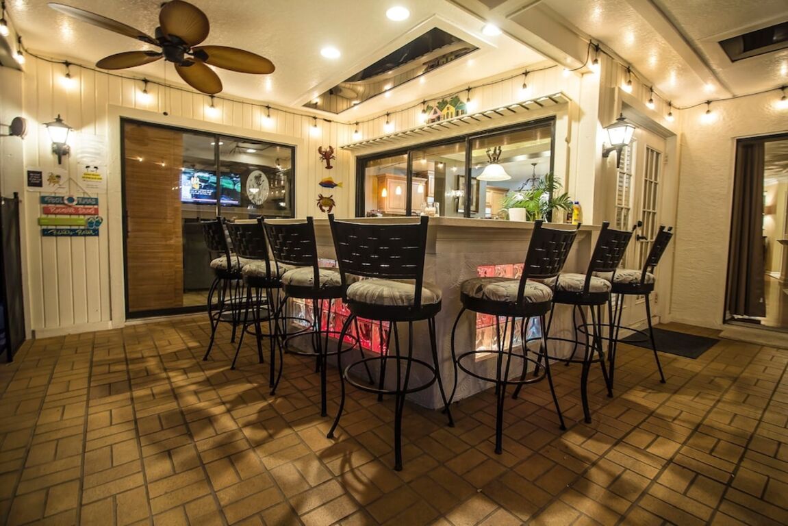 Trop Resort 4 Kings 1 Queen, 4 Bath, Tiki Bar, HEATED Pool, SPA, Bikes, Toys photo
