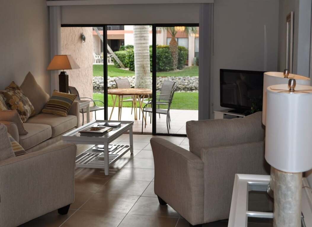 Runaway Bay Lovely 2-Bed condo by the beach photo